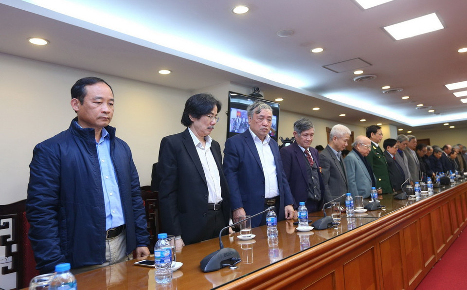 Các đại biểu mặc niệm những liệt sỹ đã hy sinh tại Campuchia. (Ảnh: Danh Lam/TTXVN)