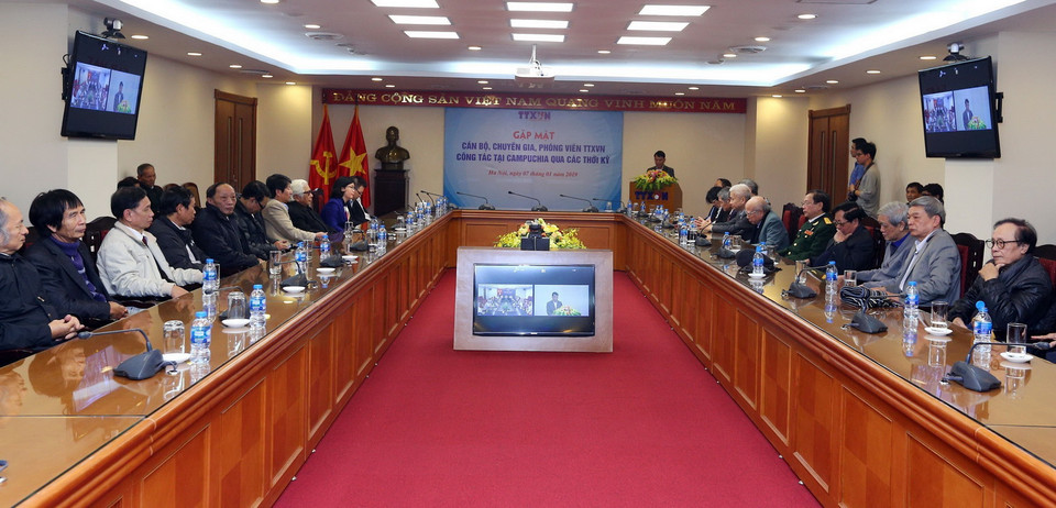 Chiều 7/1, tại Trung tâm Thông tấn Quốc gia (số 5, Lý Thường Kiệt, Hà Nội), Thông tấn xã Việt Nam tổ chức buổi gặp mặt cán bộ, chuyên gia, phóng viên TTXVN công tác tại Campuchia qua các thời kỳ. 