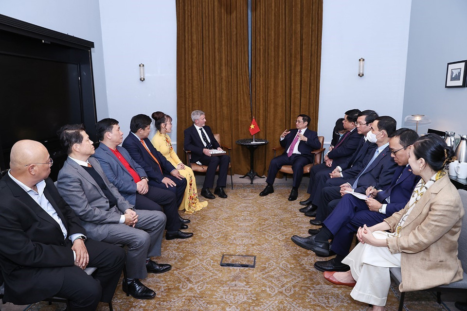 Thủ tướng Phạm Minh Chính tiếp lãnh đạo Đại học Oxford. (Ảnh: Dương Giang/TTXVN)