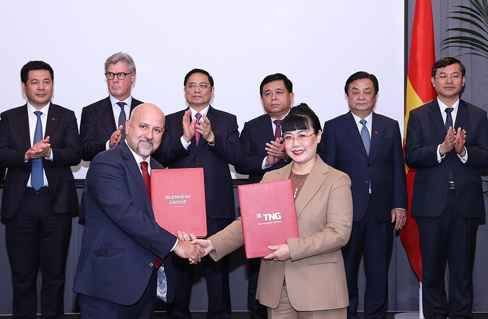 Thủ tướng Chính phủ Phạm Minh Chính chứng kiến Lễ trao biên bản hợp tác giữa các doanh nghiệp Việt Nam và Anh. (Ảnh: Dương Giang/TTXVN)