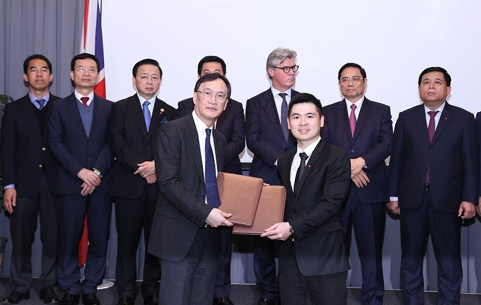 Thủ tướng Chính phủ Phạm Minh Chính chứng kiến Lễ trao biên bản hợp tác giữa các doanh nghiệp Việt Nam và Anh. (Ảnh: Dương Giang/TTXVN)