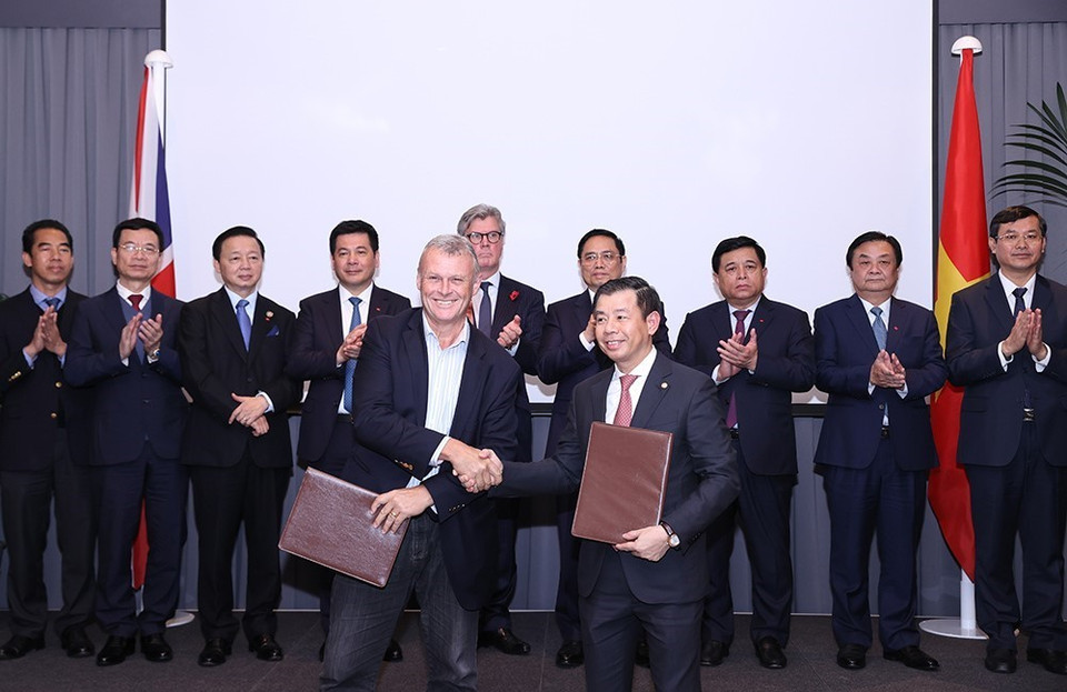 Thủ tướng Chính phủ Phạm Minh Chính chứng kiến Lễ trao biên bản hợp tác giữa các doanh nghiệp Việt Nam và Anh. (Ảnh: Dương Giang/TTXVN)