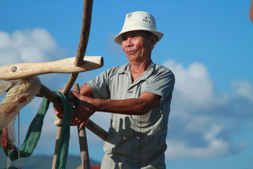 Ông Phạm Ngọc Thức, người làng Cảnh Dương, Quảng Trạch, Quảng Bình, năm nay đã 80 tuổi nhưng mỗi khi nhớ biển ông lại vác lưới 'đi săn.' (Ảnh: Xuân Mai/Vietnam+)