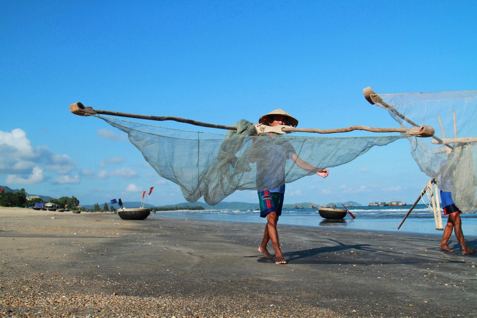 Đi kéo ruốc là công việc phụ khi vào mùa của ngư dân Quảng Bình. (Ảnh: Xuân Mai/Vietnam+)