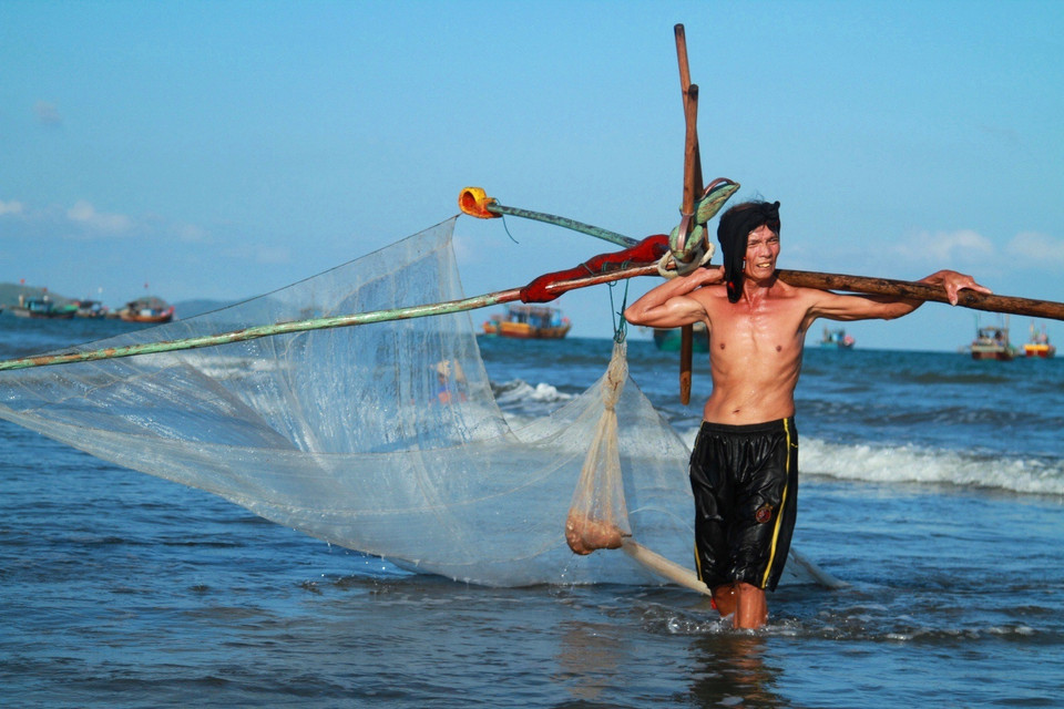 Ruốc sau khi đánh bắt được chế biến thành nhiều món ăn như ruốc xào hành, ruốc khô bóp khế chua, ruốc khô trộn bưởi, canh ruốc khô nấu khế... nhưng có lẽ ngon và đặc biệt nhất vẫn là món gỏi ruốc. (Ảnh: Xuân Mai/Vietnam+)