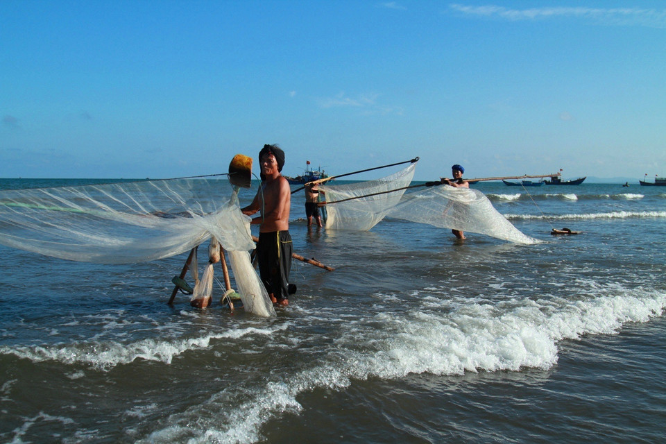 Một ngày kéo ruốc của những ngư dân như ông Thức, ông Nương thường kết thúc khi Mặt Trời xuống bóng. (Ảnh: Xuân Mai/Vietnam+)