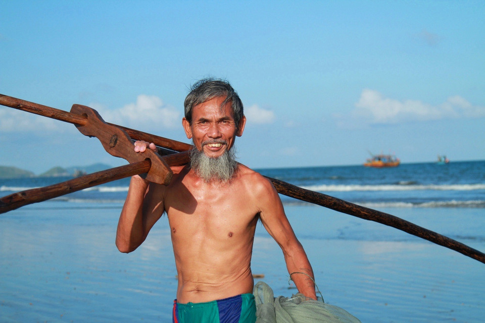 Niềm vui của ông Đắng sau một ngày kéo ruốc thành công. (Ảnh: Xuân Mai/Vietnam+)