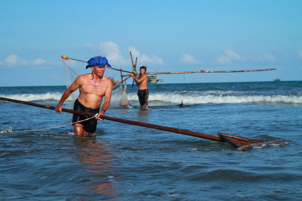 Vào mùa, mỗi lần ông Nương có thể kéo được khoảng chục cân ruốc mang đến bờ, rồi quay lại kéo tiếp liên tục như vậy cả buổi. (Ảnh: Xuân Mai/Vietnam+)