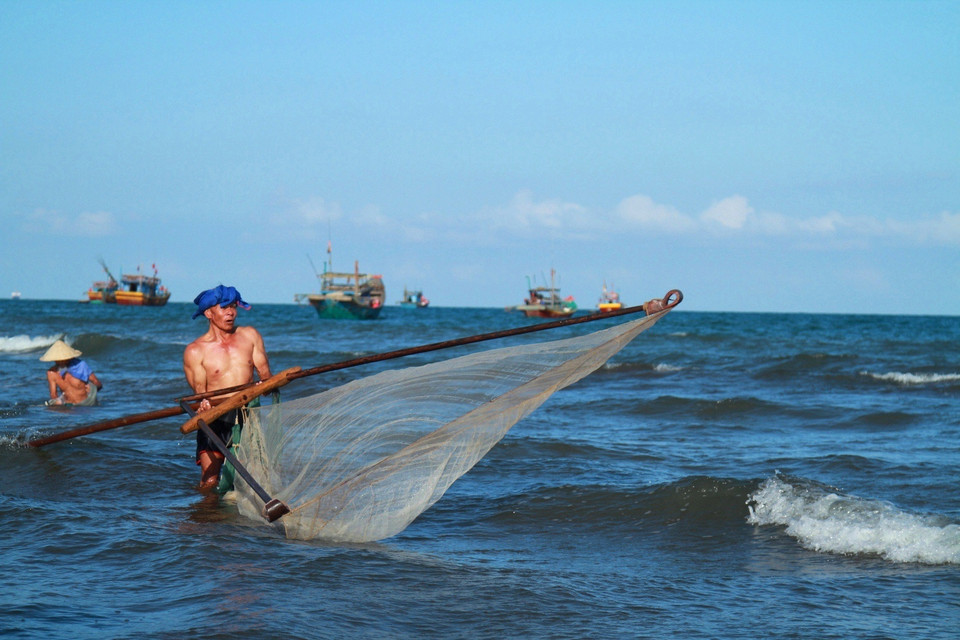 Mức là loại dụng cụ giống như chiếc túi lớn, miệng rộng làm bằng lưới, có lỗ nhỏ li ti để ruốc không lọt qua. Dưới đáy mức có gắn chì nặng để kéo sát đáy, hai bên thân mức trỏ về hai phía để gom ruốc. (Ảnh: Xuân Mai/Vietnam+)