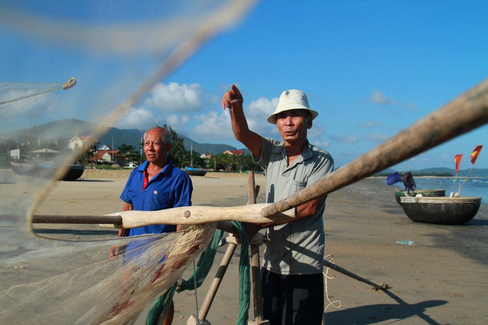 Không chỉ hiểu rõ những con sóng, xoáy nước ngầm... để tìm hướng nhiều cá tôm thả lưới, ông Thức còn là một nghệ nhân dân gian về hát ru và các làn điệu chèo cạn của vùng đất miền Trung này. (Ảnh: Xuân Mai/Vietnam+)