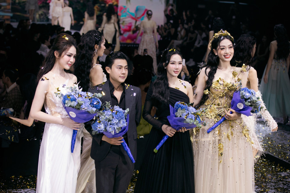 Các thiết kế "đinh" cùng những người đã làm nên bộ sưu tập độc đáo. (Ảnh: CTV/Vietnam+)