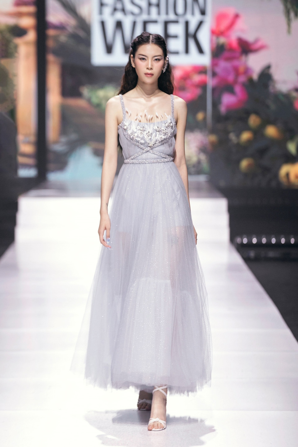 Nhà thiết kế Thuận Huỳnh chia sẻ muốn lan tỏa thông điệp “mỗi người là duy nhất, mỗi người phụ nữ là một loài hoa, và loài hoa nào cũng có vẻ đẹp riêng” trong bộ sưu tập mới này. (Ảnh: CTV/Vietnam+)