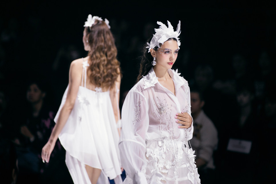 Nhà thiết kế Thuận Huỳnh cho hay đã lấy cảm hứng từ lụa, hoa và sự kiêu sa của người phụ nữ cho bộ sưu tập mới lần này. (Ảnh: CTV/Vietnam+)