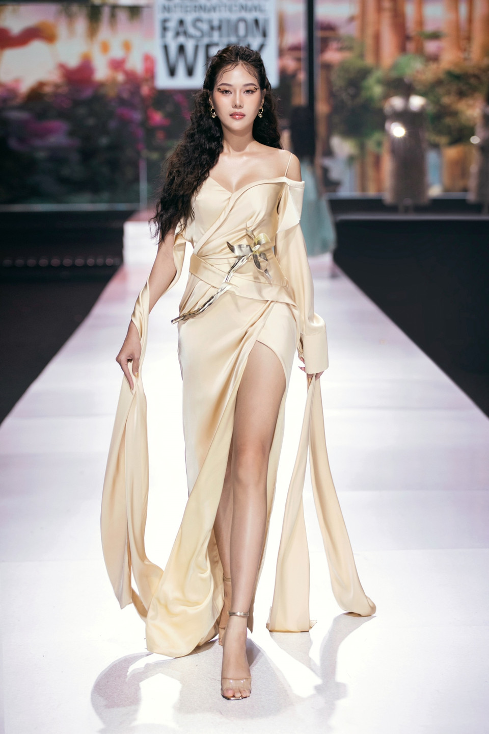 Với sắc vàng gold chủ đạo, bên cạnh đó là những gam màu sang trọng: xanh ngọc, be… kết hợp với họa tiết hoa hướng dương - tượng trưng cho nguồn năng lượng bất tận và hoa hồng - toát lên vẻ quyến rũ. (Ảnh: CTV/Vietnam+)