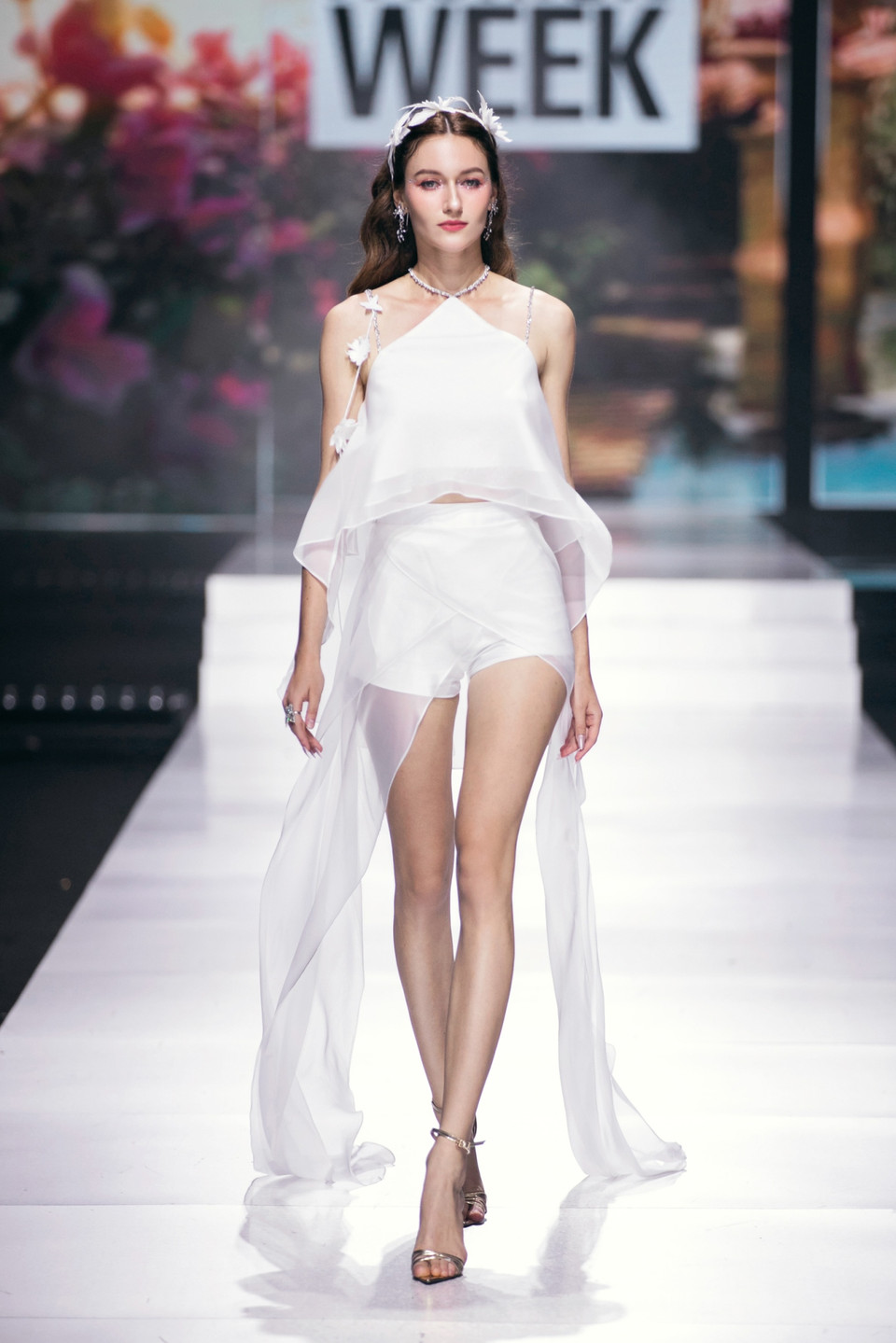 Tông mày trắng thuần, trắng ngà, hồng gold và xám nhạt là những màu được sử dụng xuyên suốt bộ sưu tập. (Ảnh: CTV/Vietnam+)