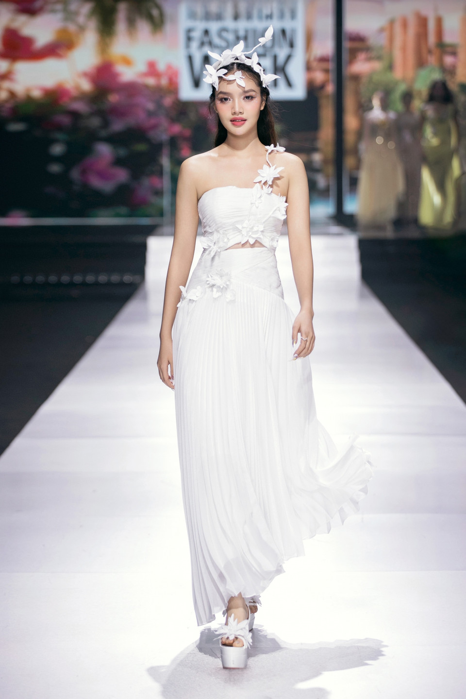 Bộ sưu tập khắc họa vẻ tự do, bồng bềnh, tự tin và quyền lực của phái đẹp thông qua ba phần diễn, với ba tinh thần trang phục khác nhau. (Ảnh: CTV/Vietnam+)