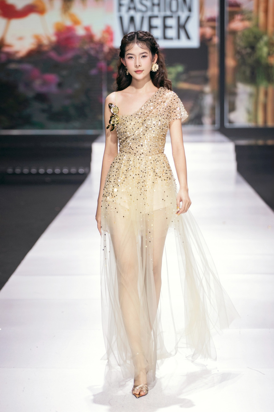 Đối với nhà mốt Angeletta, mỗi bộ trang phục không chỉ đẹp mà còn giúp một nửa thế giới thêm tự tin trong tình yêu và cuộc sống, để mỗi người khi khoác lên mình những bộ cánh có thể trải nghiệm từng khoảnh khắc đẹp đẽ. (Ảnh: CTV/Vietnam+)