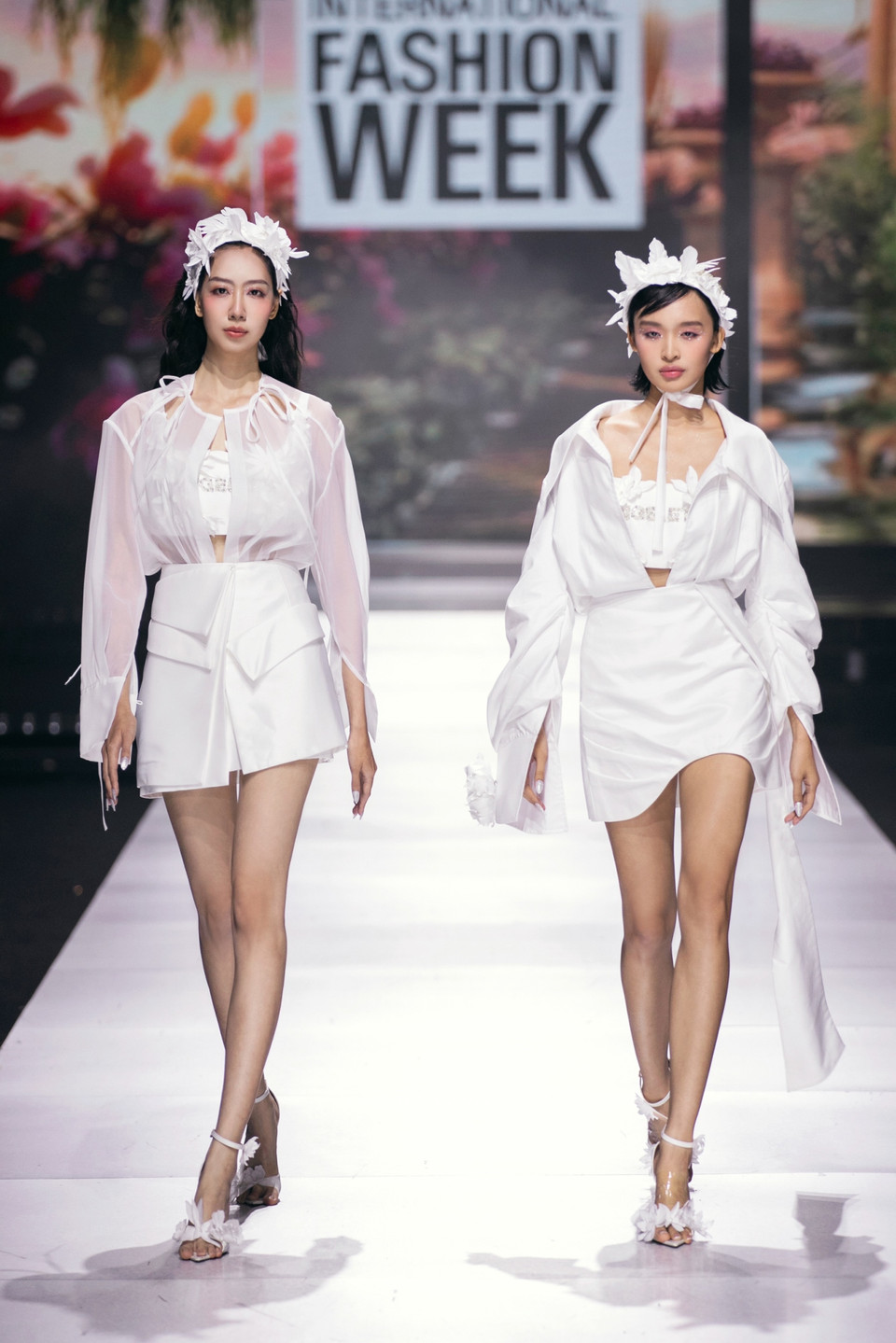 Mở màn cho bộ sưu tập là những bộ cánh mang tinh thần Ready to wear, với những thiết kế từ voan và lụa kết hợp đính kết đá quý, hoa nổi, xếp chồng nhiều layer. (Ảnh: CTV/Vietnam+)