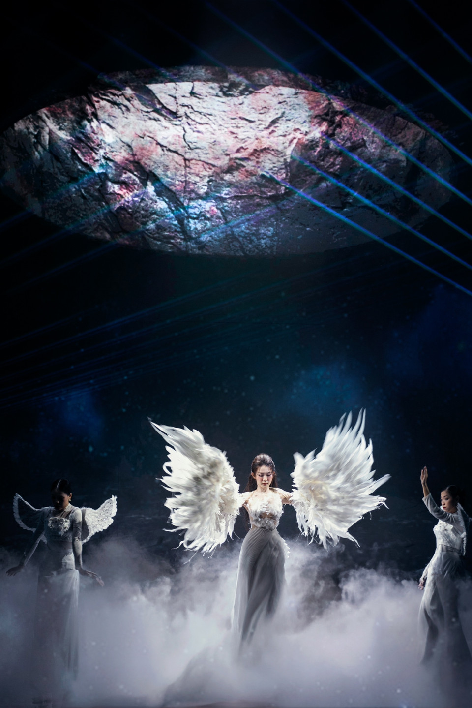 Trong bối cảnh giếng trời rực ánh dương cùng vườn hoa khoe sắc, hòa cùng tiếng đàn violin du dương, nhà mốt Angeletta đã mang đến một khu vườn rạng rỡ sắc hoa ngay trên sàn runway. (Ảnh: CTV/Vietnam+)