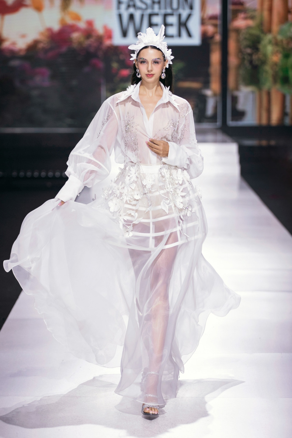 Không khó để thấy, vẻ bồng bềnh và quý phái được ưu tiên thể hiện qua chất liệu voan và cách đính nổi hoa bướm. (Ảnh: CTV/Vietnam+)