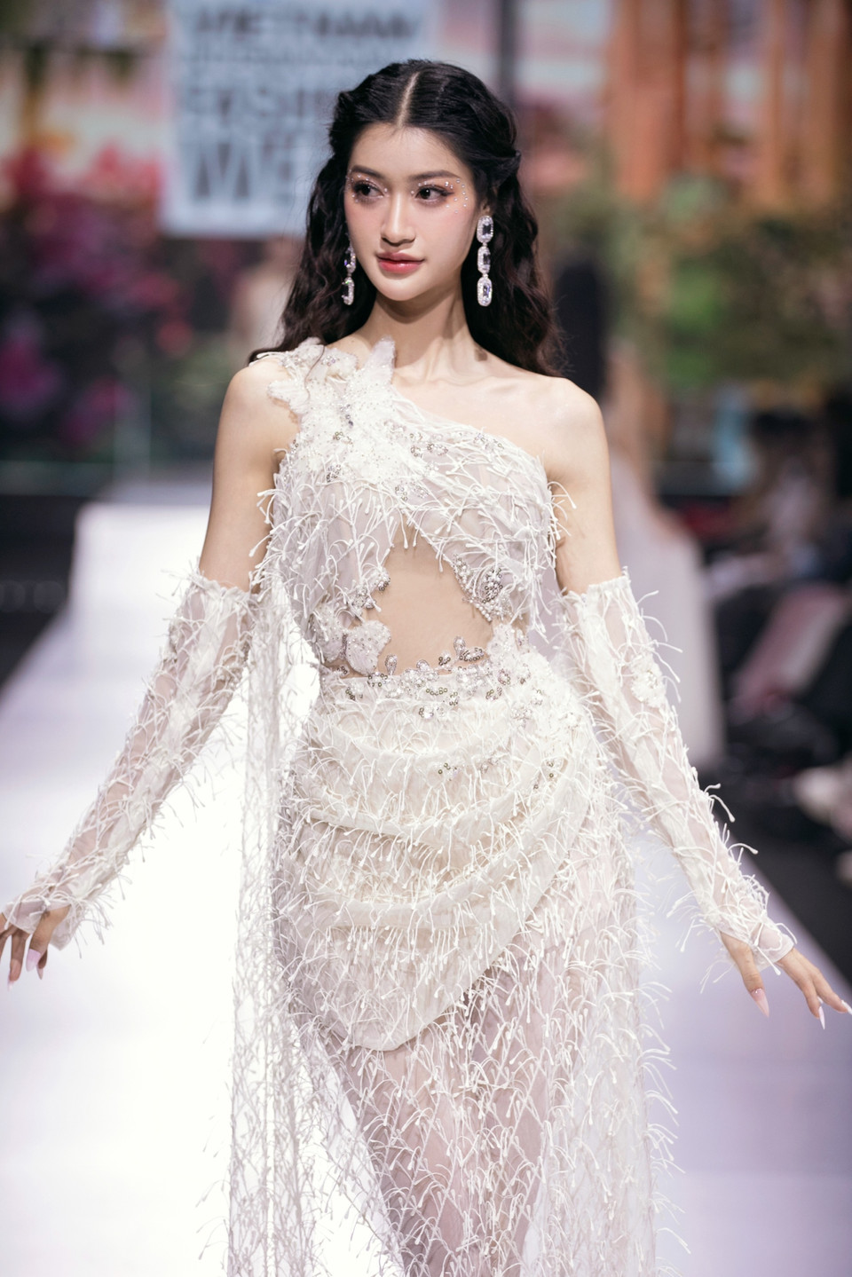 Phần cuối bộ sưu tập là những thiết kế voan lưới đính kim tuyến lấp lánh kết hợp với cách dựng phom và tạo hình độc đáo. (Ảnh: CTV/Vietnam+)