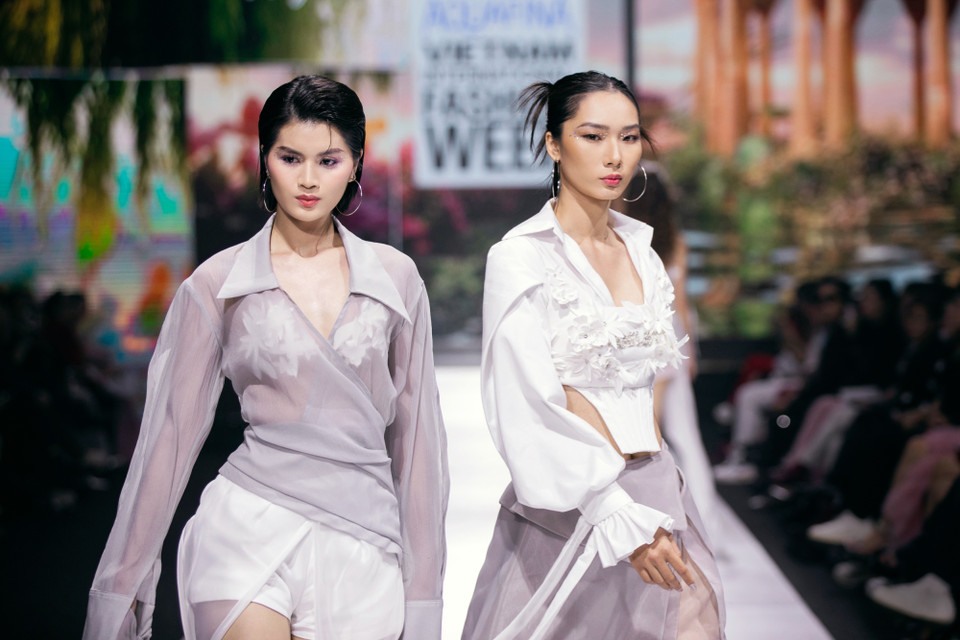 Một thiết kế trong bộ sưu tập Summer 2024. (Ảnh: CTV/Vietnam+)