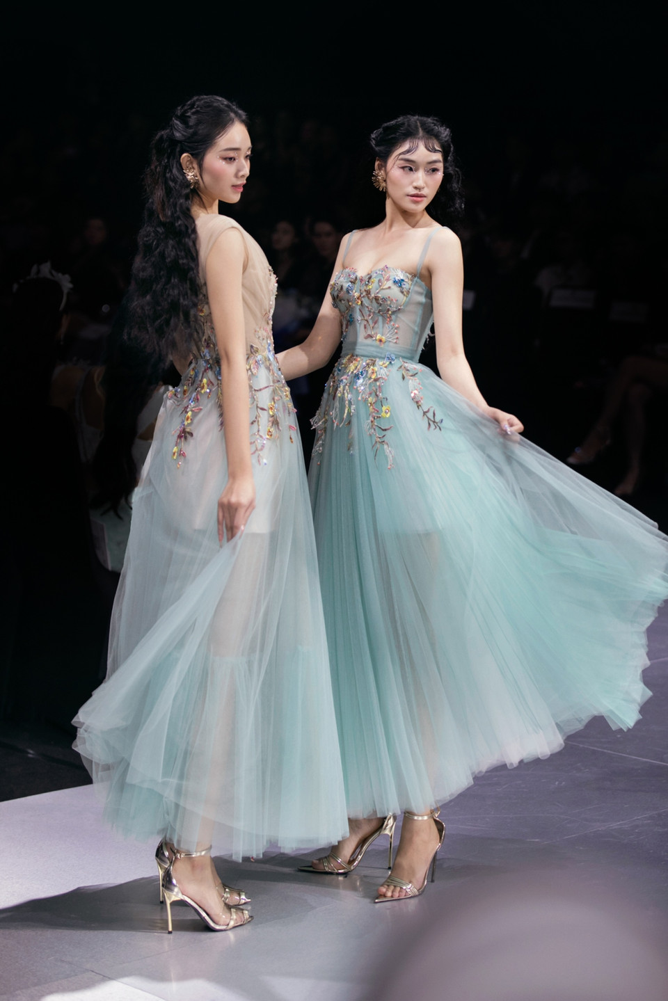 Nối tiếp những cô nàng thanh lịch, bộ sưu tập mở ra cánh cổng vào khu vườn cổ tích với những chiếc váy dạ hội mang hơi thở của thế giới thần tiên, được lấy cảm hứng từ các nữ thần Hy Lạp với gam màu nhẹ nhàng, hơi hướng cổ điển: trắng pha chút xám, xanh ngọc, vàng chanh... (Ảnh: CTV/Vietnam+)