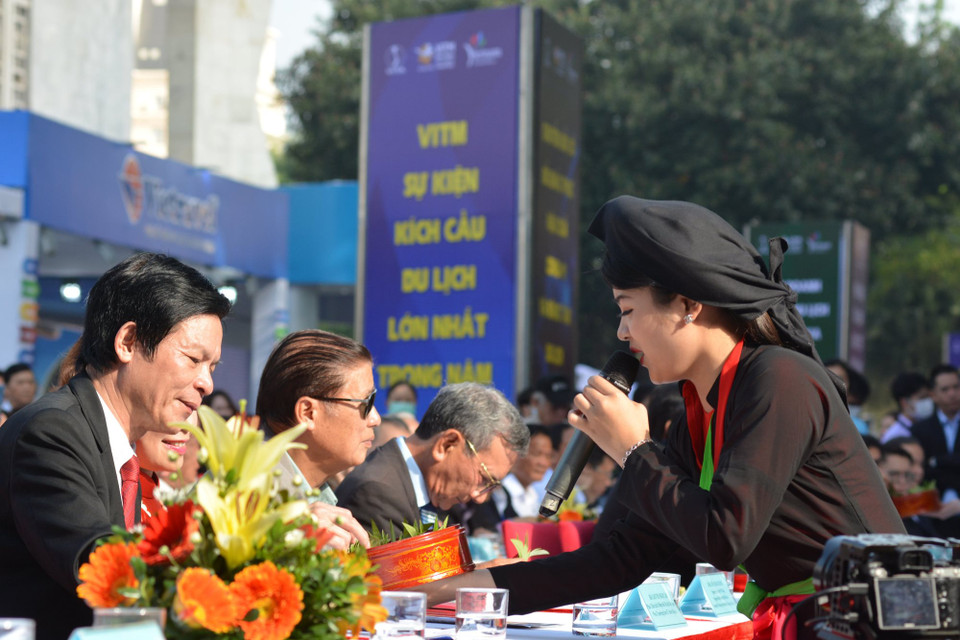 Mời trầu các quan khách trong lễ khai mạc sự kiện. (Ảnh: Mai Mai/Vietnam+)