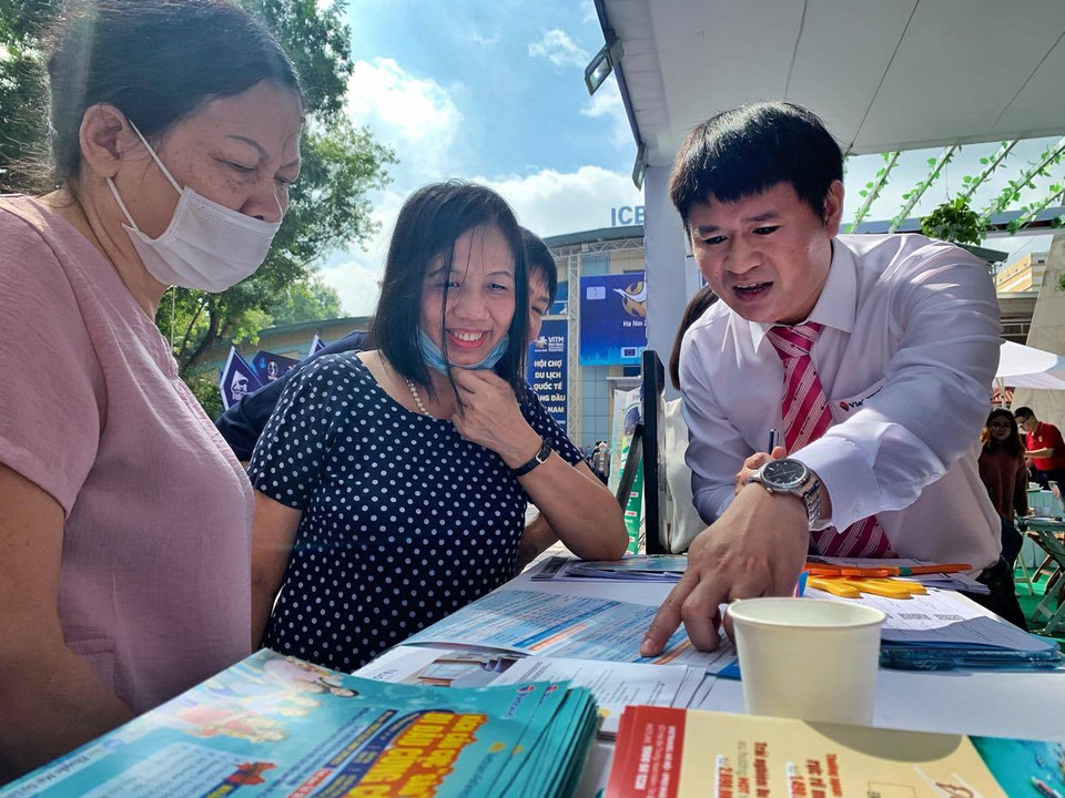 Ông Phạm Văn Bảy, Phó Giám đốc Vietravel Hà Nội (áo trắng) cho biết chưa năm nào du lịch trải qua nhiều cung bậc đặc biệt như năm nay. Nếu mọi năm là đoàn đông đi dài ngày, đi quốc tế thì năm nay khách đi theo nhóm nhỏ, đặt khách sạn tự đi; tour nội địa lên ngôi.(Ảnh: Mai Mai/Vietnam+)