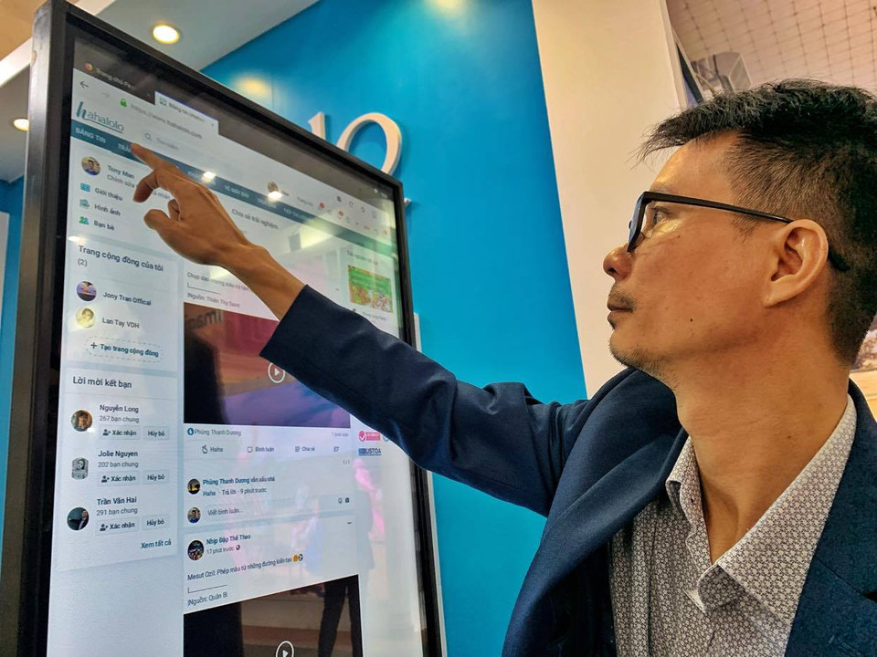 Các doanh nghiệp đăng ký tham gia đều sẵn sàng các gói kích cầu hấp dẫn với số lượng vé máy bay và tour giảm giá tương đương năm 2019. Trong đó, có những gói giảm giá sâu từ 30-40%, nhưng cũng có sản phẩm chủ yếu nâng cấp về chất lượng dịch vụ. Ban tổ chức dành riêng một khu vực cho các công ty công nghệ giới thiệu các công nghệ hiện đại, cách ứng dụng vào hoạt động quản lý, kinh doanh du lịch. (Ảnh: Mai Mai/Vietnam+)