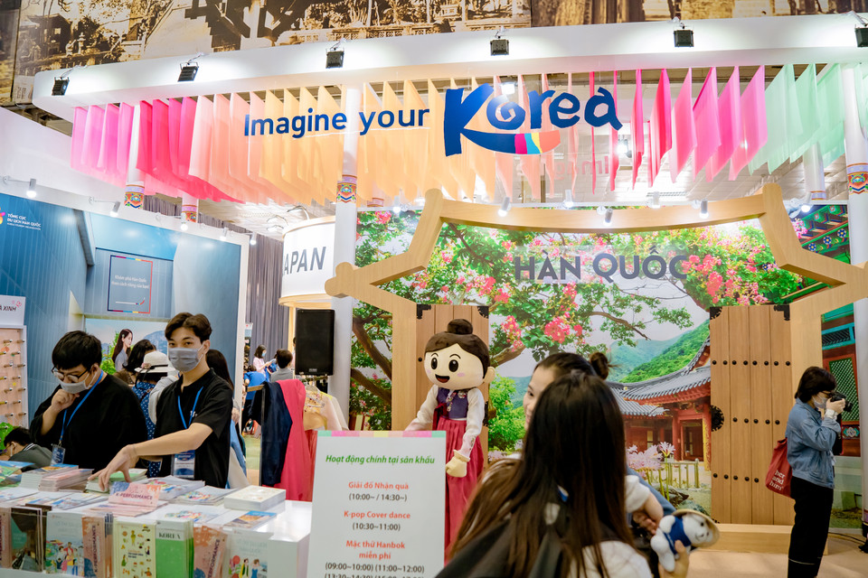 Gian hàng của Tổng cục Du lịch Hàn Quốc có nhiều hoạt động trải nghiệm cho khách tham quan. (Ảnh: Mai Mai/Vietnam+)