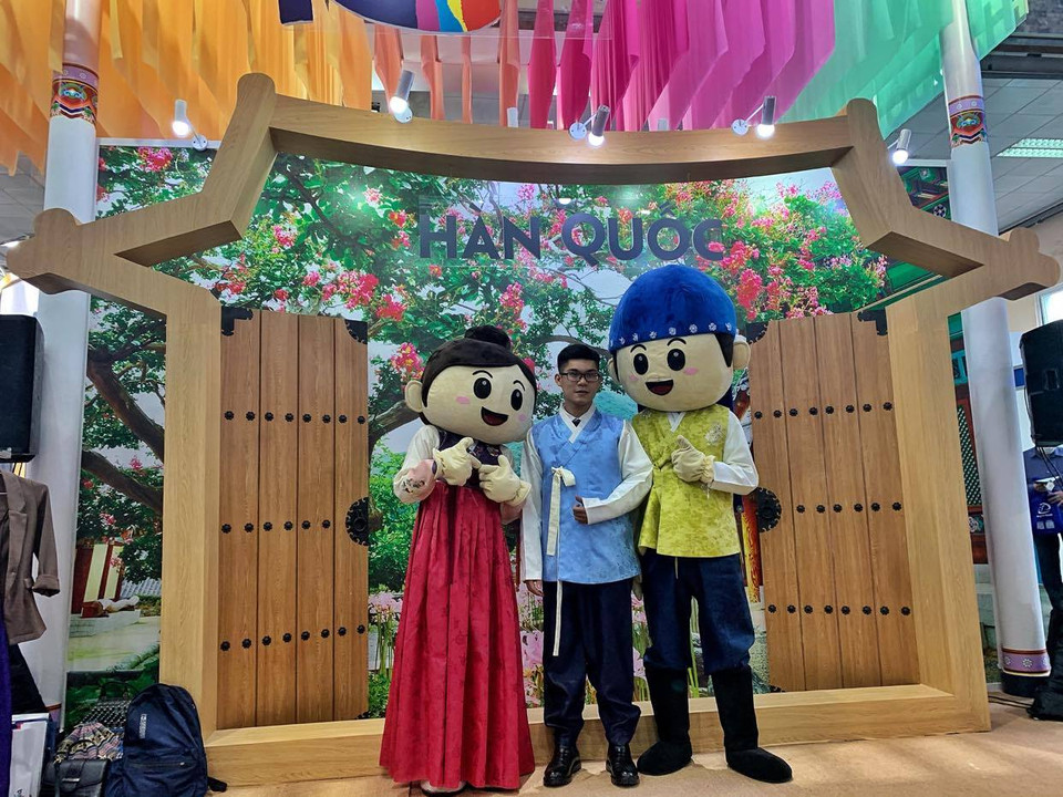 Hội chợ du lịch quốc tế - VITM Hà Nội 2020 năm nay có hơn 300 gian hàng của các doanh nghiệp ở 47 tỉnh, thành phố cả nước đăng ký tham gia. Ngoài ra, Ban tổ chức cũng nhận được sự tham gia của văn phòng đại diện 6 quốc gia và vùng lãnh thổ là: Hàn Quốc, Nhật Bản, Thái Lan, Đài Loan (Trung Quốc), Colombia, Peru. (Ảnh: Mai Mai/Vietnam+)