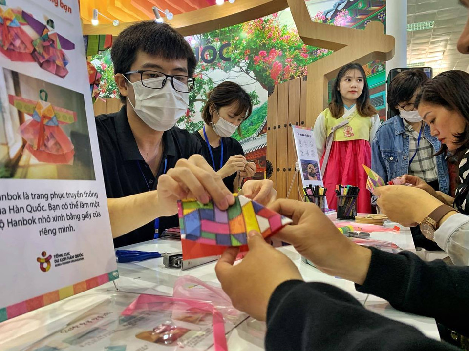 Một hoạt động trải nghiệm của gian hàng của Tổng cục Du lịch Hàn Quốc. (Ảnh: Mai Mai/Vietnam+)