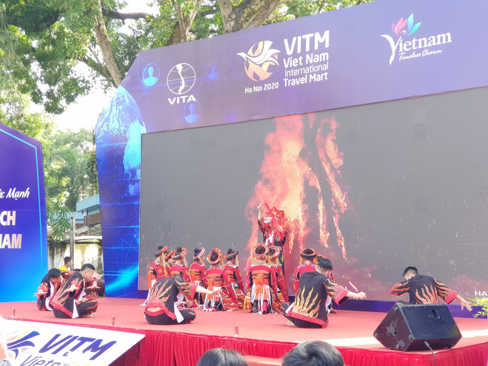 Điệu múa của dân tộc Pà Thẻn. (Ảnh: Mai Mai/Vietnam+)