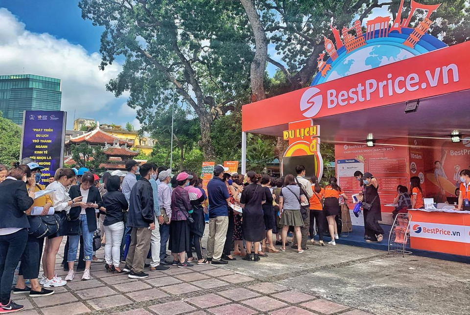 Rất đông người dân xếp hàng tham gia một hoạt động vui trúng thưởng tại hội chợ. (Ảnh: Mai Mai/Vietnam+)