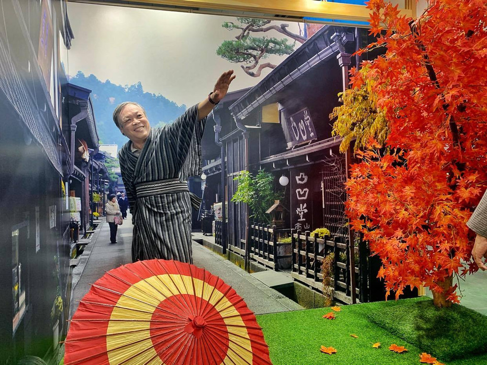 Khách chụp ảnh lưu niệm tại gian hàng Nhật Bản. (Ảnh: Mai Mai/Vietnam+)