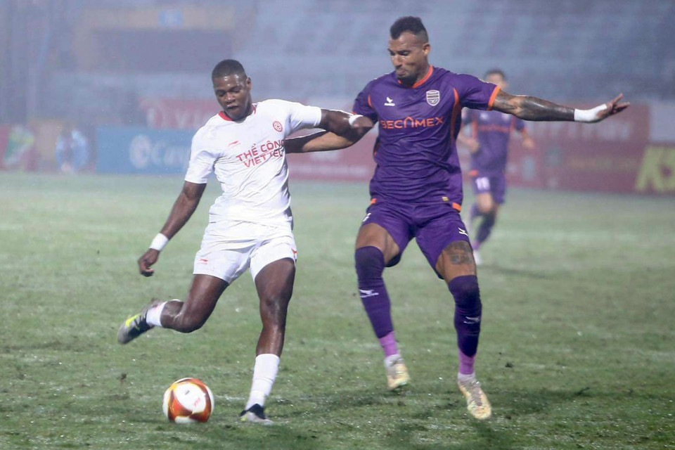 Nhận bàn thua, Thể Công-Viettel đẩy cao đội hình tìm bàn gỡ nhưng những nỗ lực dứt điểm của đội chủ nhà đều không vượt qua hàng thủ được chỉ huy bởi trung vệ Janclesio (áo tím). (Ảnh: Việt Anh/Vietnam+)