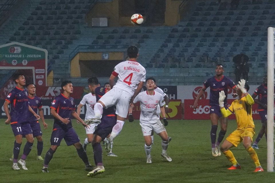 Mặt sân ướt nên cả hai đội đều chủ động chọn lối chơi sử dụng nhiều đường chuyền dài và chuyền bổng. (Ảnh: Việt Anh/Vietnam+)