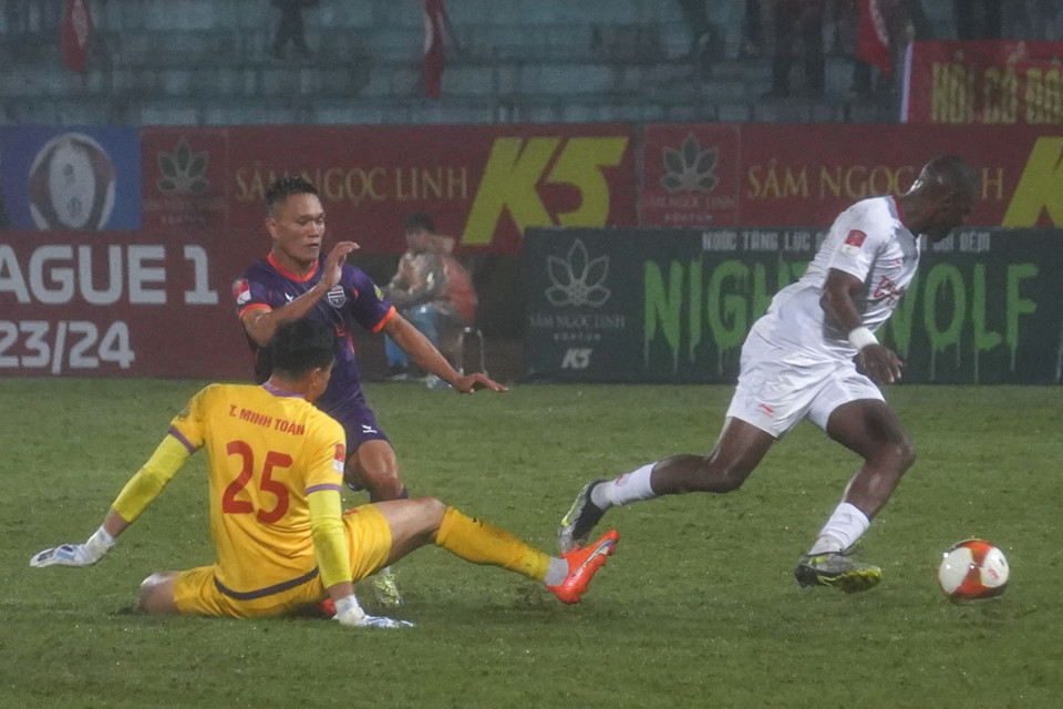 Tiền đạo Bruno Cunha (áo trắng) vượt qua cả thủ môn của đội khách Bình Dương nhưng không thể đưa bóng vào khung thành trống. (Ảnh: Việt Anh/Vietnam+)