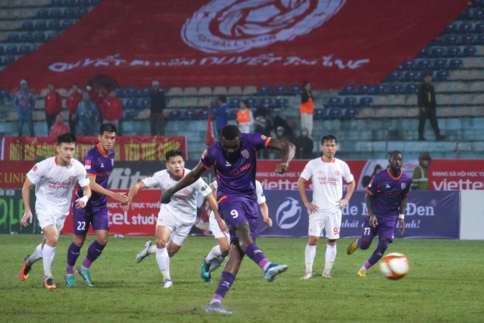 Phút thứ 72, Becamex Bình Dương được hưởng quả phạt đền. Tiền đạo Ibara hoàn thành nhiệm vụ trên chấm 11m, mở tỷ số cho đội khách. (Ảnh: Việt Anh/Vietnam+)