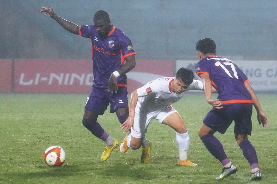 Trời mưa khiến cầu thủ của cả hai đội gặp nhiều khó khăn khi thi đấu. (Ảnh: Việt Anh/Vietnam+)