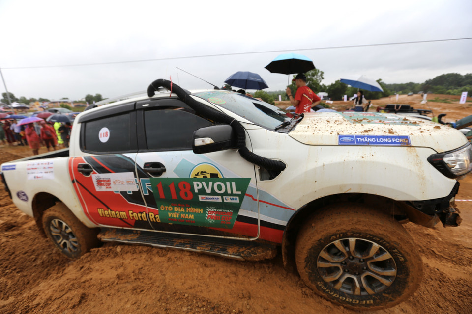 Một xe đua bị mắc cạn tại chướng ngại dốc cao. (Ảnh: Hoàng Hiếu/TTXVN)