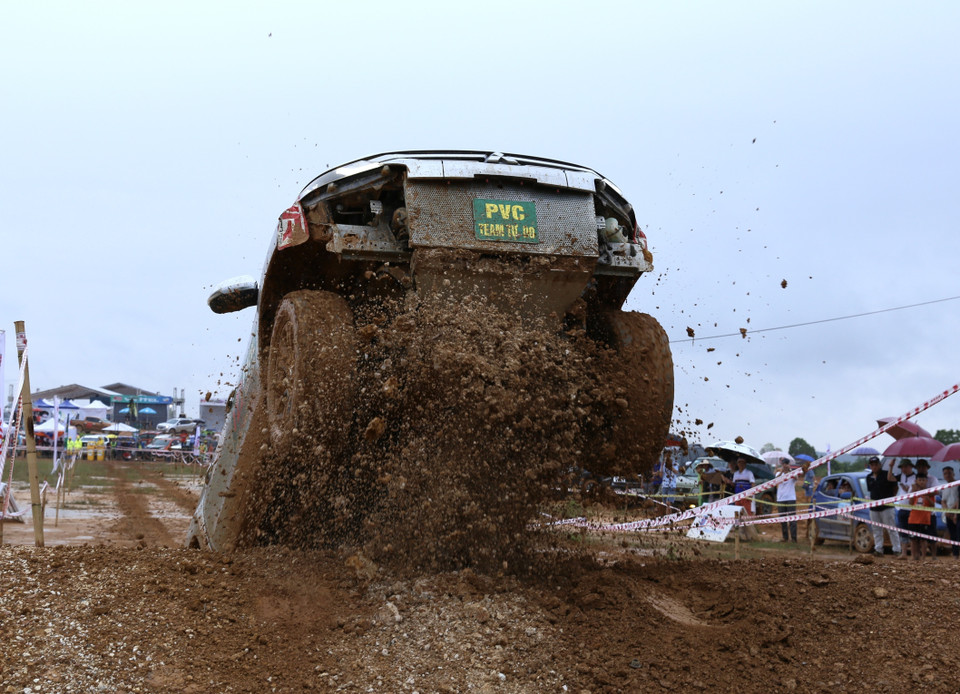 Nền đường ướt khiến các tay lái phải xử lý khôn ngoan nếu muốn vượt qua chướng ngại dốc cao. (Ảnh: Hoàng Hiếu/TTXVN)