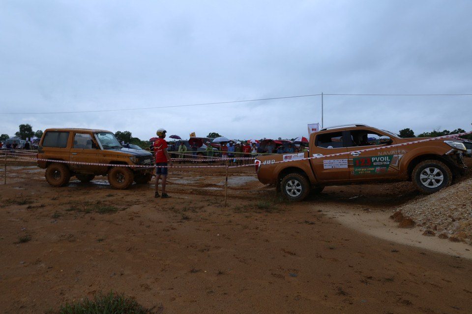 Xe cứu hộ đi chuyển một xe bị hỏng trong quá trình tham dự. (Ảnh: Hoàng Hiếu/TTXVN)