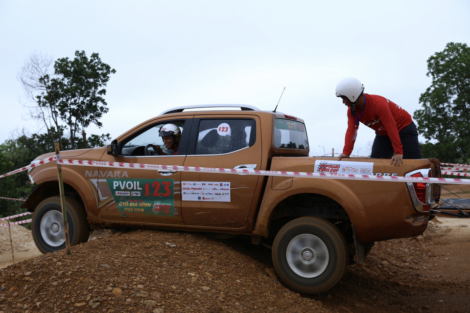 Một xe đua bị mắc lại khi cố gắng tìm cách vượt qua chướng ngại dốc cao. (Ảnh: Hoàng Hiếu/TTXVN)