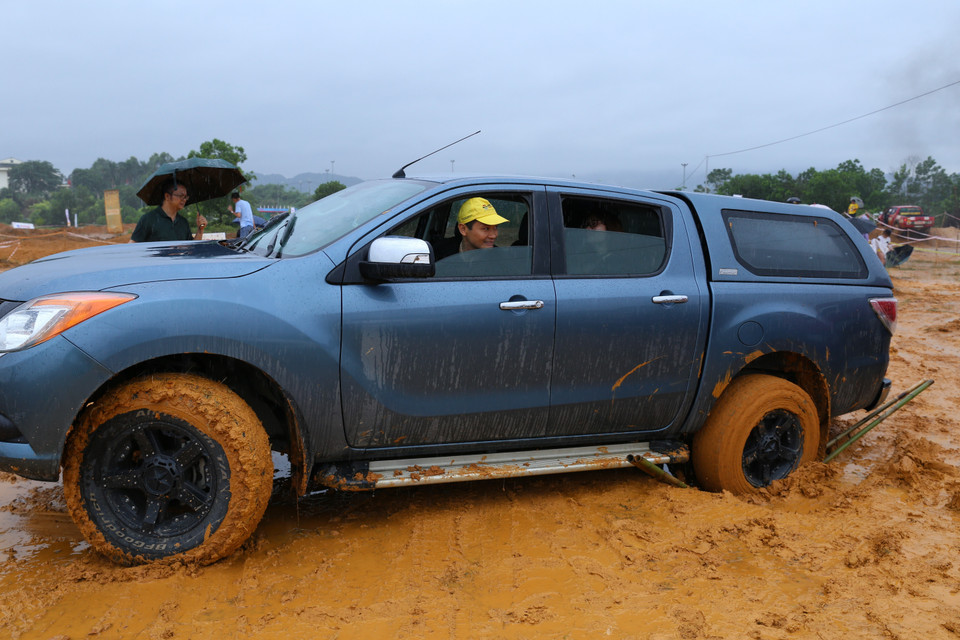 Những cơn mưa to, đường lầy khiến nhiều khán giả không thể di chuyển phương tiện. (Ảnh: Hoàng Hiếu/TTXVN)