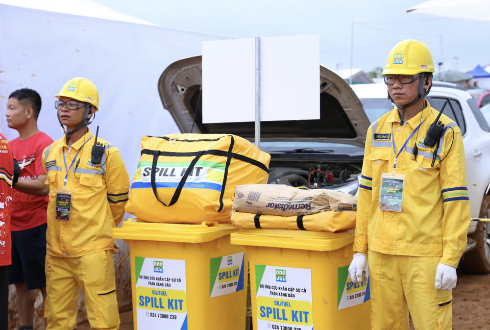  Lực lượng cứu hộ chuẩn bị các Bộ ứng cứu khẩn cấp sự cố tràn xăng dầu để không ảnh hưởng đến môi trường. (Ảnh: Hoàng Hiếu/TTXVN)