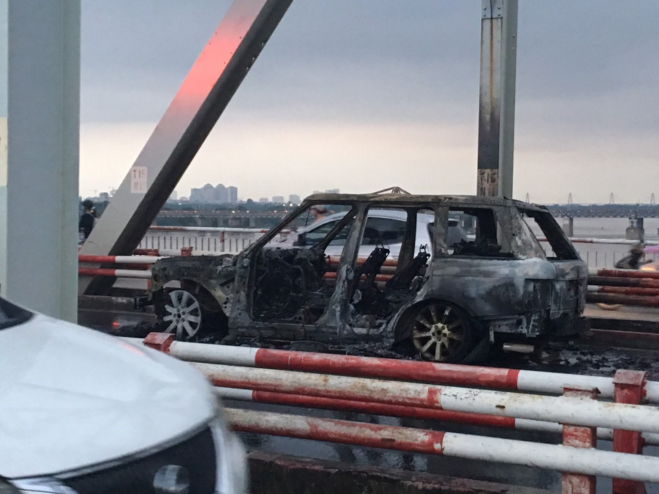 Chiếc xe bị cháy rụi. (Ảnh: Dương Giang/TTXVN)