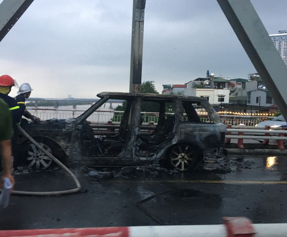 Chiếc xe ôtô bị cháy hoàn toàn. (Ảnh: Dương Giang/TTXVN)