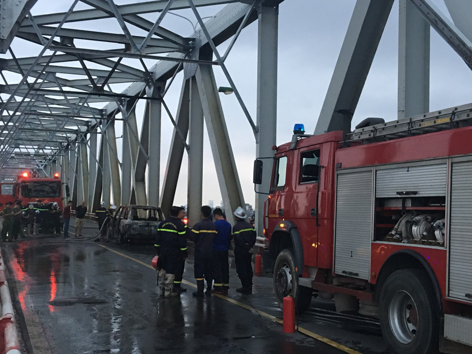 Lực lượng chức năng phong tỏa làn đường dành cho ôtô trên cầu Chương Dương. (Ảnh: Minh Quyết/TTXVN)
